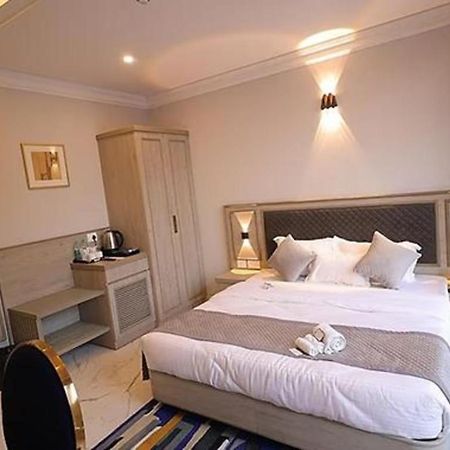 Fabhotel Prime Hampton By Ic'S Noida Kültér fotó