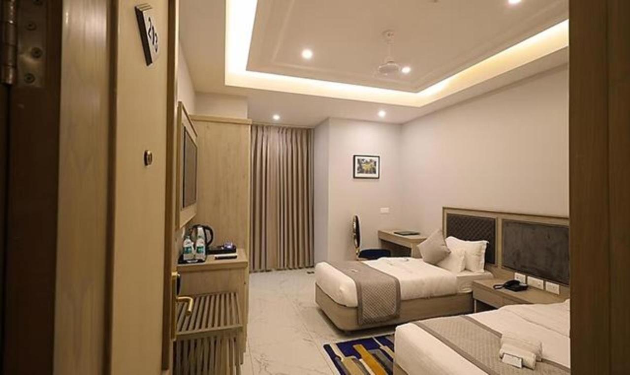 Fabhotel Prime Hampton By Ic'S Noida Kültér fotó