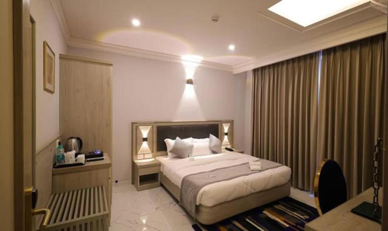 Fabhotel Prime Hampton By Ic'S Noida Kültér fotó